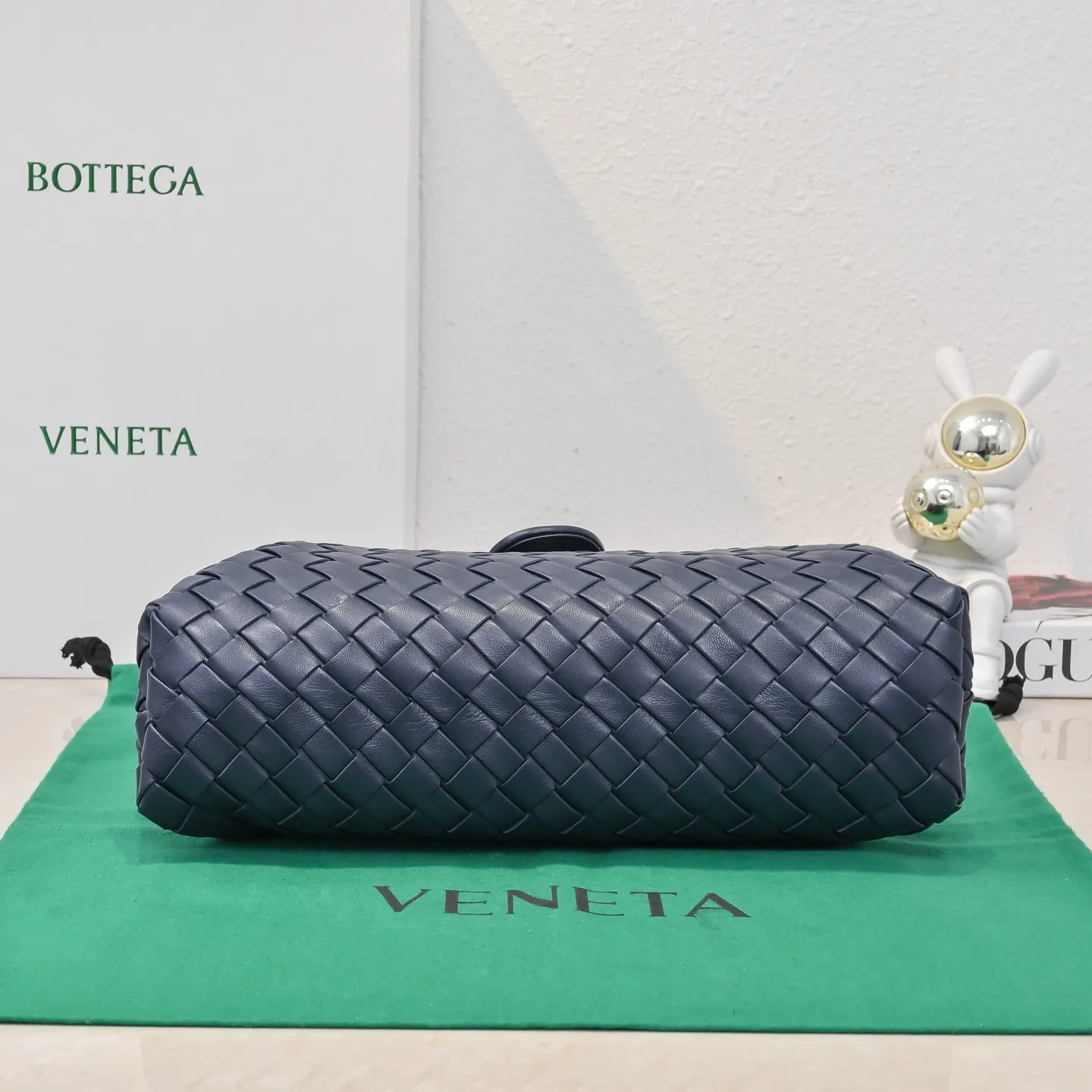 Batch 2260 Bitters Venetia 2024 summer series brings Lauren 1980 handbags back to the public eye. The design of the bag is inspired by ancient Roman architecture. It uses the brand's iconic Intrecciato lambskin woven bag body with a hard frame. No logo can be seen on the whole bag. It is equipped with a leather woven metal chain. When using it as a clutch, just put the chain directly in the bag ~ showing an elegant and timeless style. Decades later, when Lauren Hutton once again walked on the Bottega Venetia spring and summer show with this bag, the charm of the year still remains intact despite the passage of time. Size: 31.5*16.5*11 Style No.: 5807